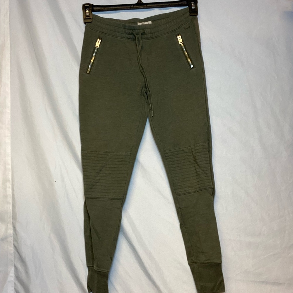 Green fitted pants